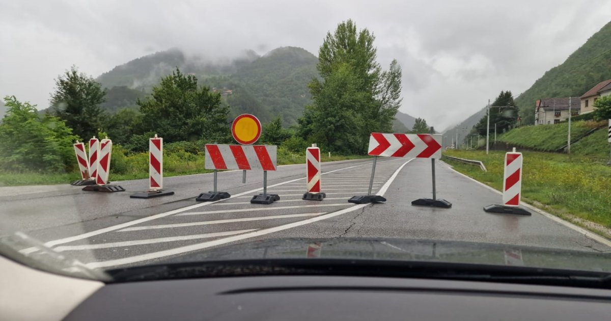 Totalno obustavljen saobraćaj na putu Bijeljina - Tuzla: Odron uništio put