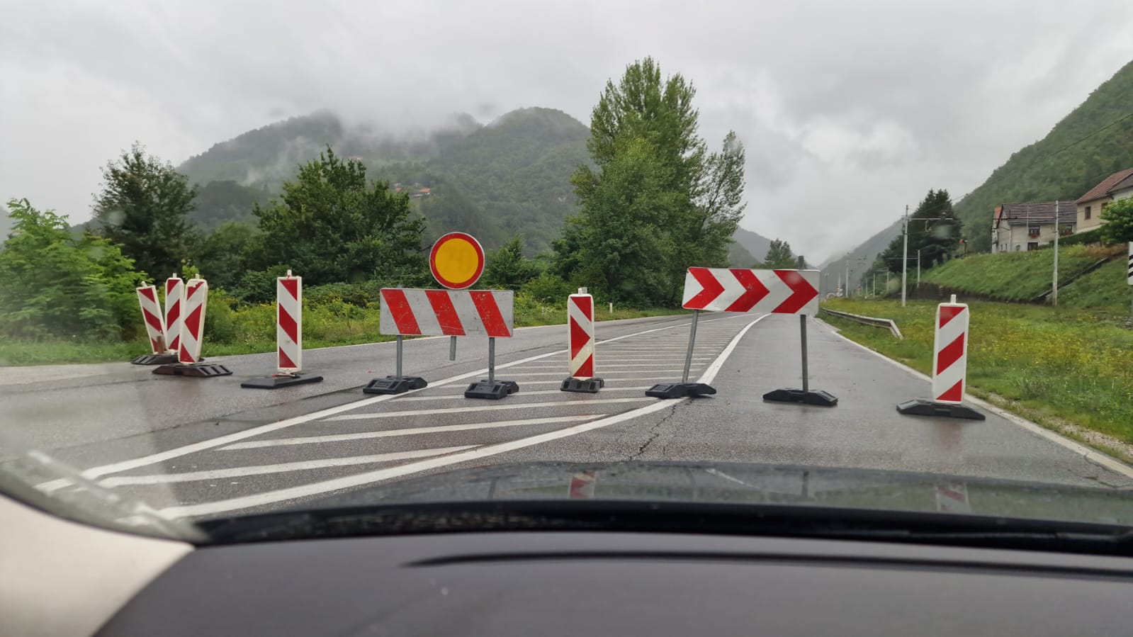 Totalno obustavljen saobraćaj na putu Bijeljina - Tuzla: Odron uništio put