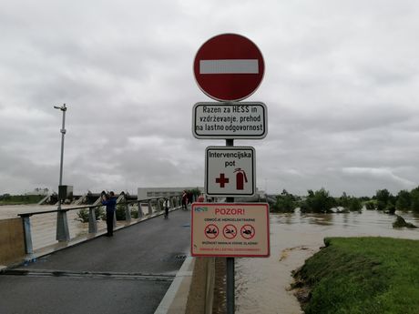 Slovenija hidroelektrana Brezice i most, poplava, poplave