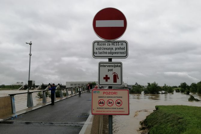 Slovenija hidroelektrana Brezice i most, poplava, poplave