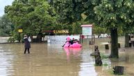 Hit fotografija iz poplavljenog Zagreba: Dete na flamingosu, majka ga fotografiše u čizmama do kolena