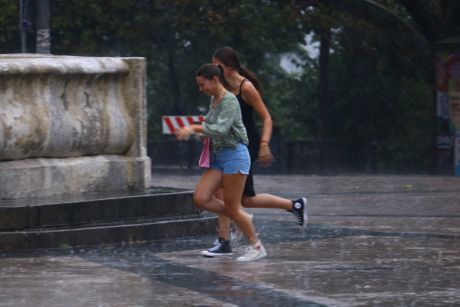 Vremenska prognoza, pljusak, kiša, nevreme, Beograđani i goli i bosi