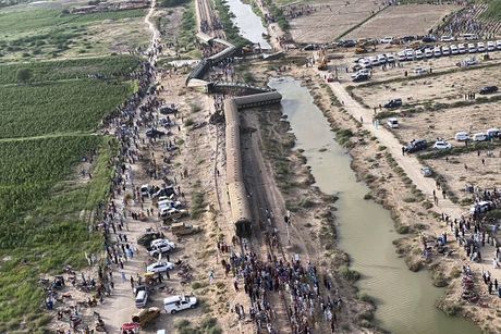 Pakistan udes voz iskočio iz šina nesreca