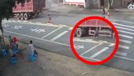 Kamion zamalo pregazio dečaka dok je trčao dedi u zagrljaj: Pogledajte trenutak užasa