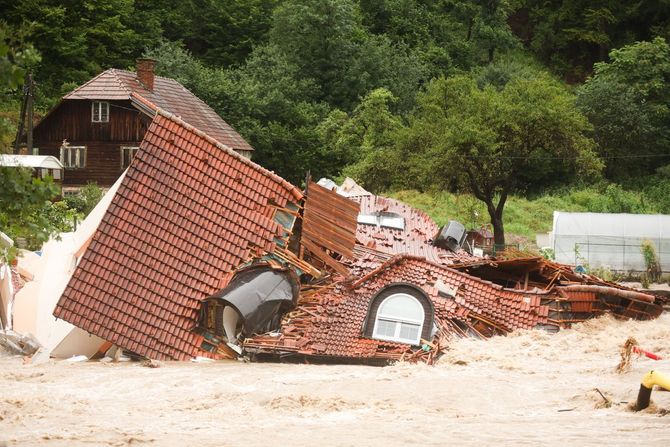 Prevalje, Slovenija, uništena kuća, poplave