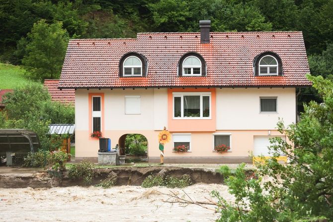 Prevalje, Slovenija, uništena kuća, poplave