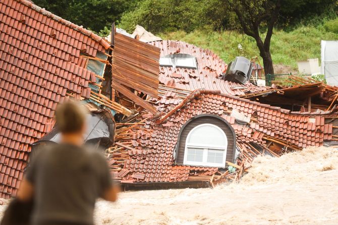 Prevalje, Slovenija, uništena kuća, poplave