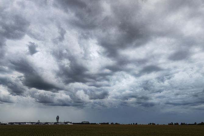 Olujni oblaci iznad aerodroma "Nikola Tesla"