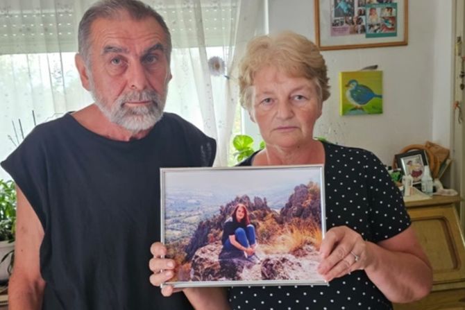 Očajni roditelji preminule Lele iz Čačka Očajni roditelji preminule Lele iz Čačka