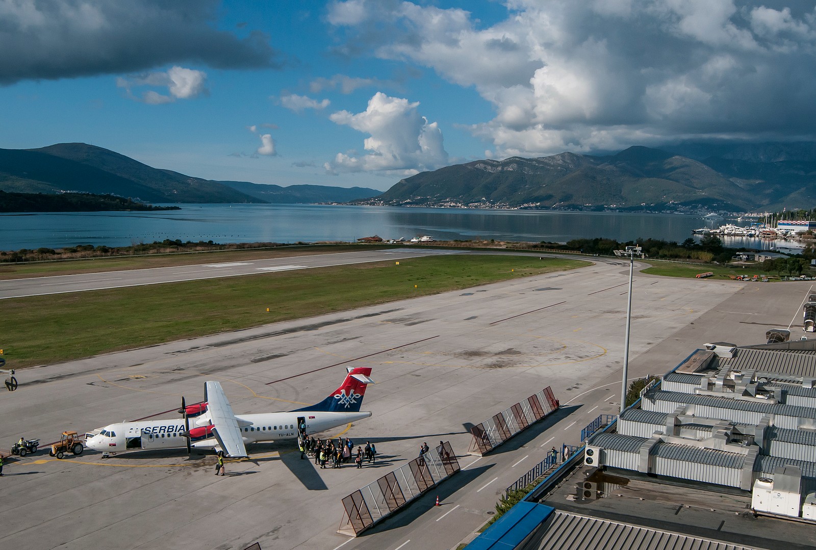 Zatvara se put do aerodroma Tivat: Bez obzira kada imate let, sutra morate biti na aerodromu do 11:30