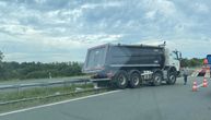 Kamion sleteo sa auto-puta i završio na bankini: Saobraćajna nesreća na autoputu Miloš Veliki