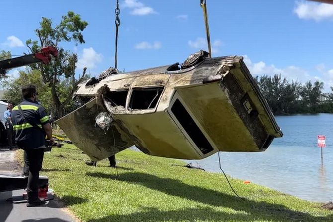 Florida, Doral jezero, automobili izvlačenje