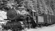 Zarđalo groblje istorije: Neverovatna priča o stotinama parnih lokomotiva koje trunu u srcu Rusije