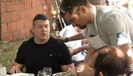 Sloba Radanović ručao sa beskućnicima: Jeli pasulj i salatu, pevač nije skidao osmeh sa lica