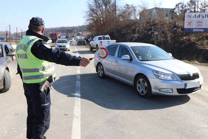 Preticao vozilo na punoj liniji, Čačak