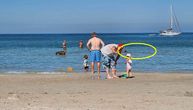 Otac i ćerka na plaži mahali kameri, a kada su pogledali snimak ostali su u šoku: Šta je ovo iza nas?