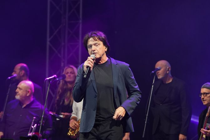 Nastup Zdravka Čolića na "Tešnjarskim večerima" Nastup Zdravka Čolića na "Tešnjarskim večerima"