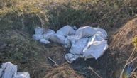 Mrtve životinje vezane u džakove bačene 50 metara od kuća kod Uba? "Od smrada ne može da se živi"