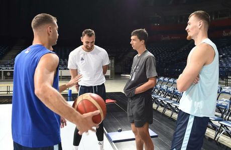 Ministar Zoran Gajić posetio trening košatkaške  reprezentacije Srbije