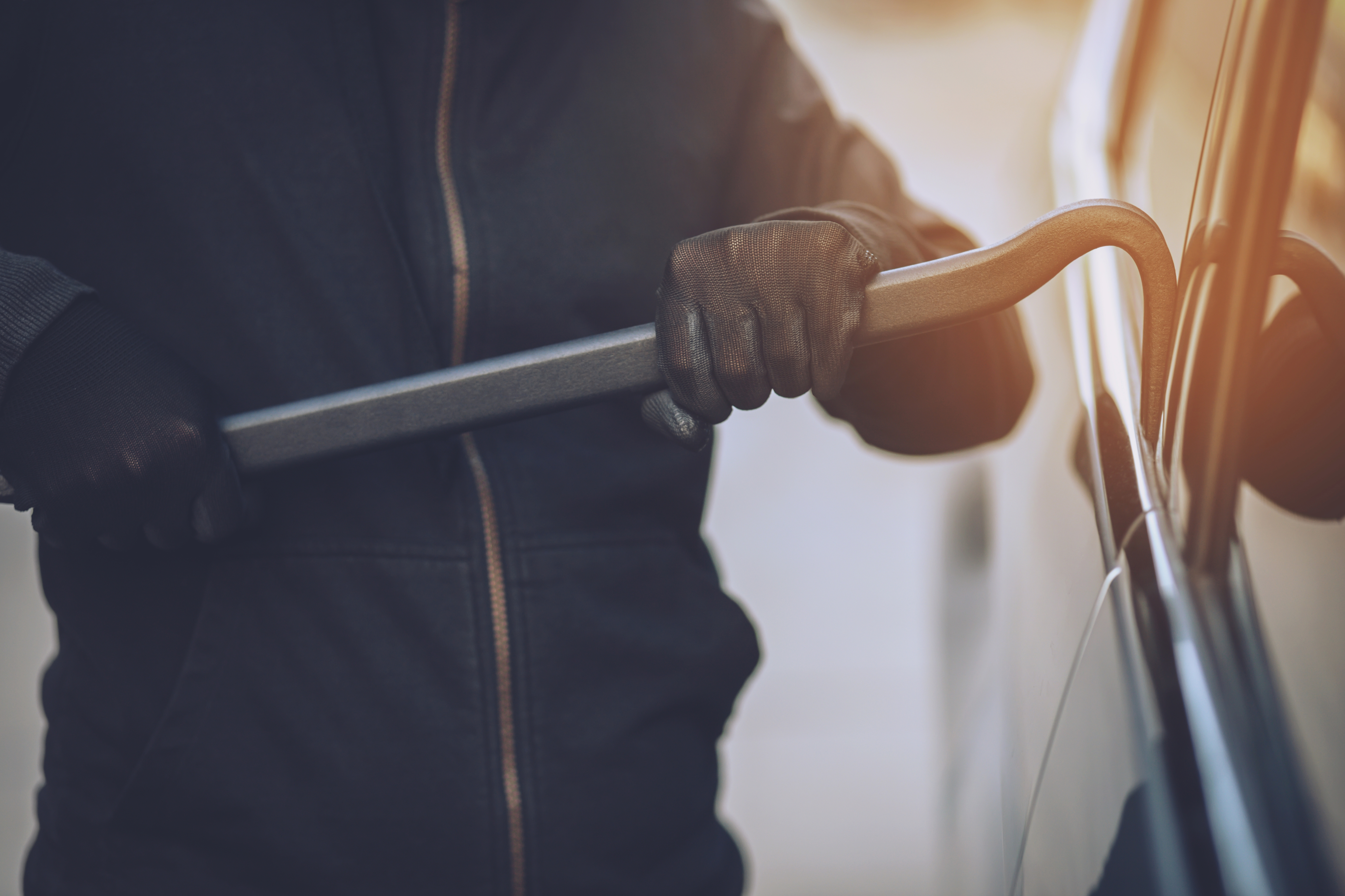 Za veče obijeno pet automobila: Serijski lopovi vrebaju u Kragujevcu