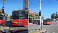 Gradski bus "lagano" prolazi na crveno: Scena snimljena u svetlu tri teške nesreće u javnom prevozu