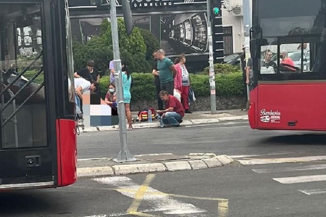 Labudovo brdo, autobus udario majku sa bebom