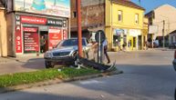 Udes u centru Čačka: Vozač se zakucao u banderu na kružnom toku