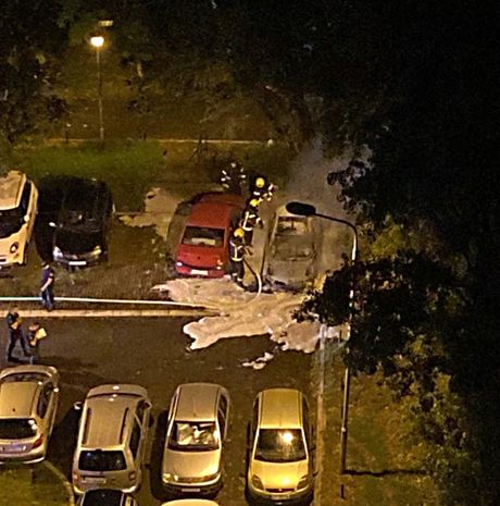 Gori automobil u naselju Braće Jerković