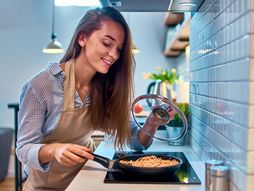 testenina, pasta, kuhinja, devojka, kuvanje