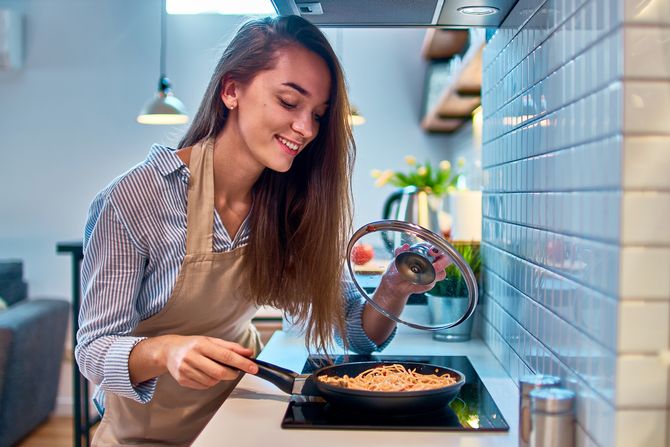 testenina, pasta, kuhinja, devojka, kuvanje testenina, pasta, kuhinja, devojka, kuvanje