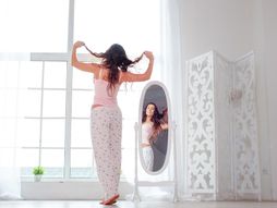 Trening u pidžami, udobni kardio, pidžama, jutro, ogledanje, ogledalo, fitness, jutarnja rutina, buđenje, pozitivno jutro