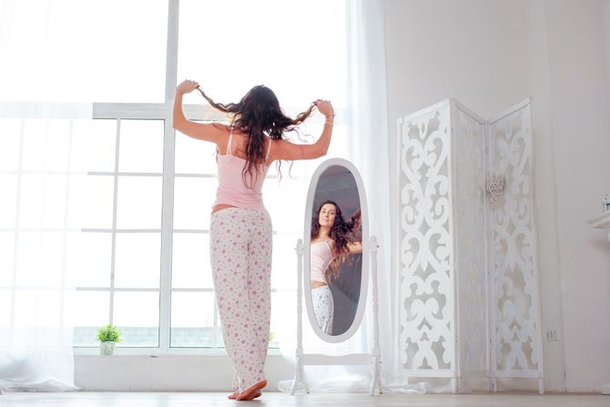 Trening u pidžami, udobni kardio, pidžama, jutro, ogledanje, ogledalo, fitness, jutarnja rutina, buđenje, pozitivno jutro Trening u pidžami, udobni kardio, pidžama, jutro, ogledanje, ogledalo, fitness, jutarnja rutina, buđenje, pozitivno jutro