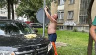 Muškarac odšrafio znak da bi parkirao automobil: Neverovatan potez stanovnika Grbavice