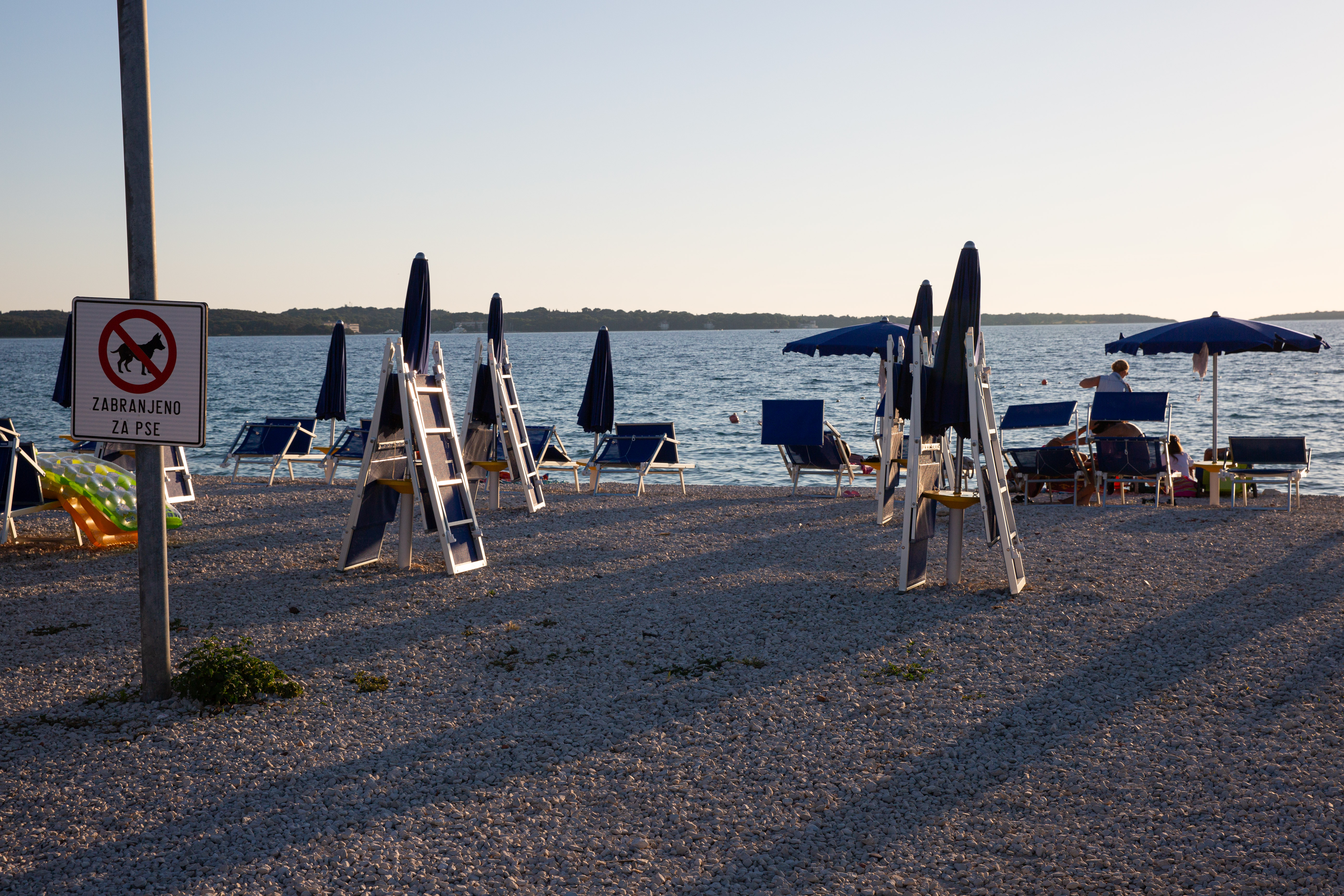 RIZIK U PLIĆAKU! Posetioci plaže na Jadranu zatečeni prizorom koji svima može da POKVARI LETOVANJE