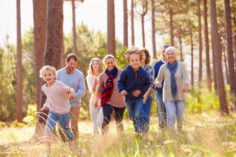 Multigeneracijska porodica baka deca unuci deca Multigeneracijska porodica baka deca unuci deca