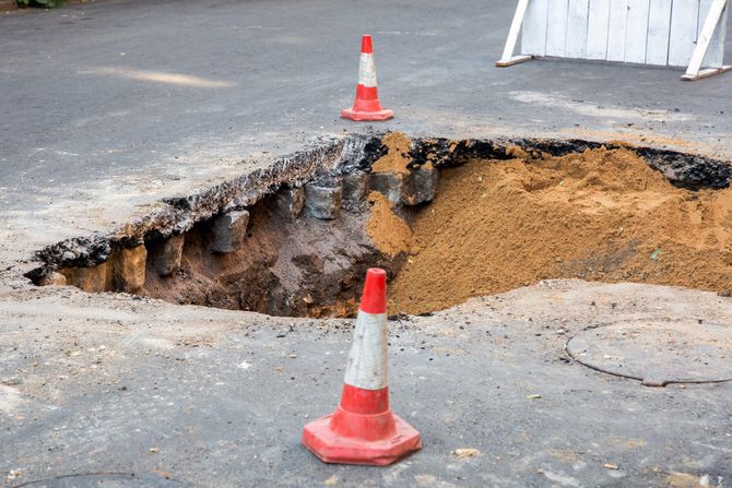 Ulica rupa, krater automobil, radovi na putu