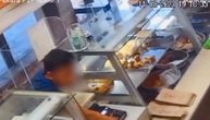 Maznuo pare iz kase u pekari, pa pobegao: Policija u potrazi za lopovom iz Zemuna, kamera zabeležila sve