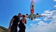 Predivne fotografije sa Skiatosa: Poljubac ispod aviona, ali na njima ima nesto još lepše