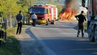 Zapalilo se, pa potpuno izgorelo vozilo: Buktinja na putu kod Nove Varoši zadala muku vatrogascima