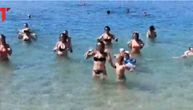 Neverovatan snimak iz Grčke: Srbi sa decom zaigrali u moru, digli na noge celu plažu