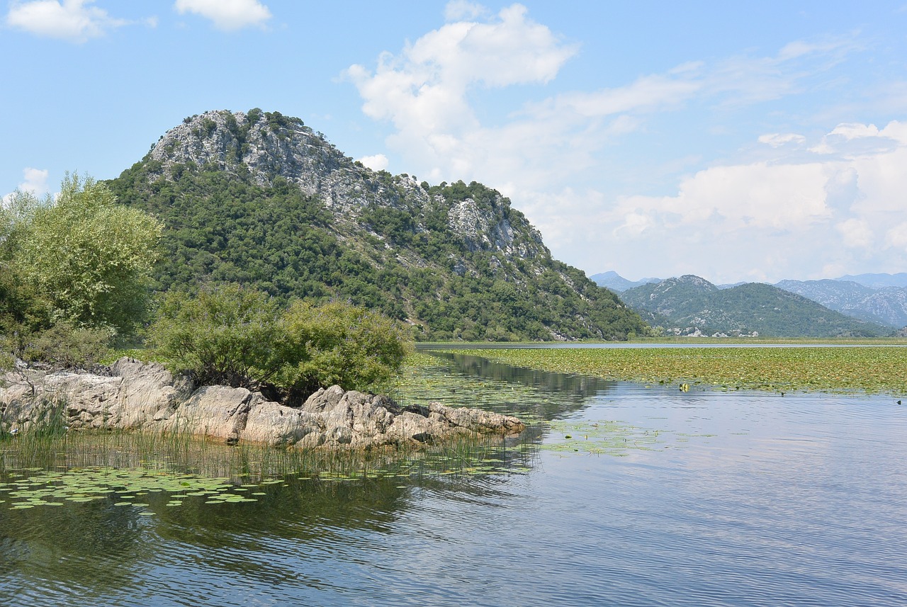 Automobil sa srpskim tablicama sleteo u Skadarsko jezero: Saobraćajka kod Virpazara