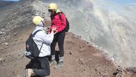 Veridba kakvu Srbija ne pamti: Ivica odveo Sanju na Etnu, kod kratera iz kog sve puca kleknuo je na koleno