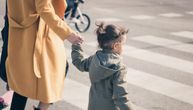 Sve više roditelja u Srbiji prelazi na crveno svetlo, držeći dete za ruku: Psiholog objašnjava posledice