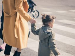 Prelaženje pešačkog prelaza sa detetom