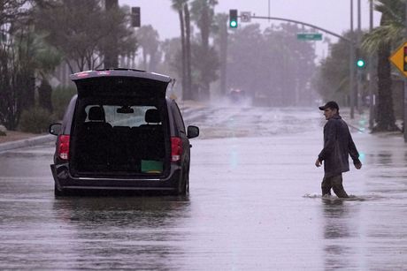 Kalifornija, tropska oluja Hilari