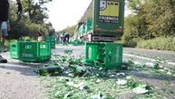 Slike rasutih gajbica piva na Obrenovačkom putu: Sve je stalo zbog ovog incidenta