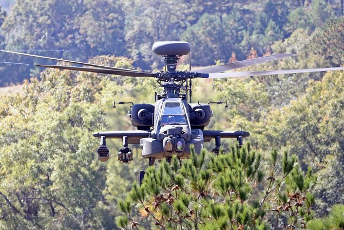 AH-64D Apache borbeni helikopter