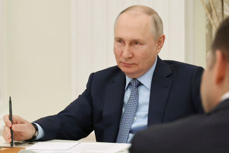Vladimir Putin sat desna ruka