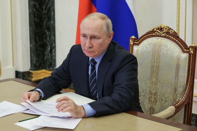 Vladimir Putin sat desna ruka