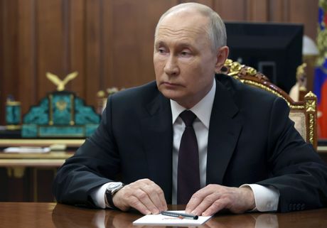 Vladimir Putin sat desna ruka